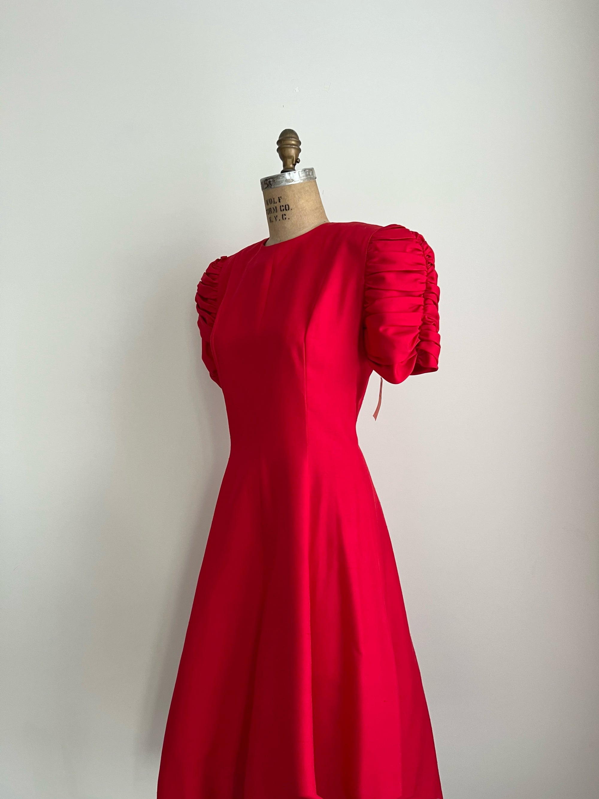 1980s 80s Vintage Maggie London by Jeannene Booher Classic Red 100% Silk Puff Sleeve Red Dress - DEADSTOCK - Medium