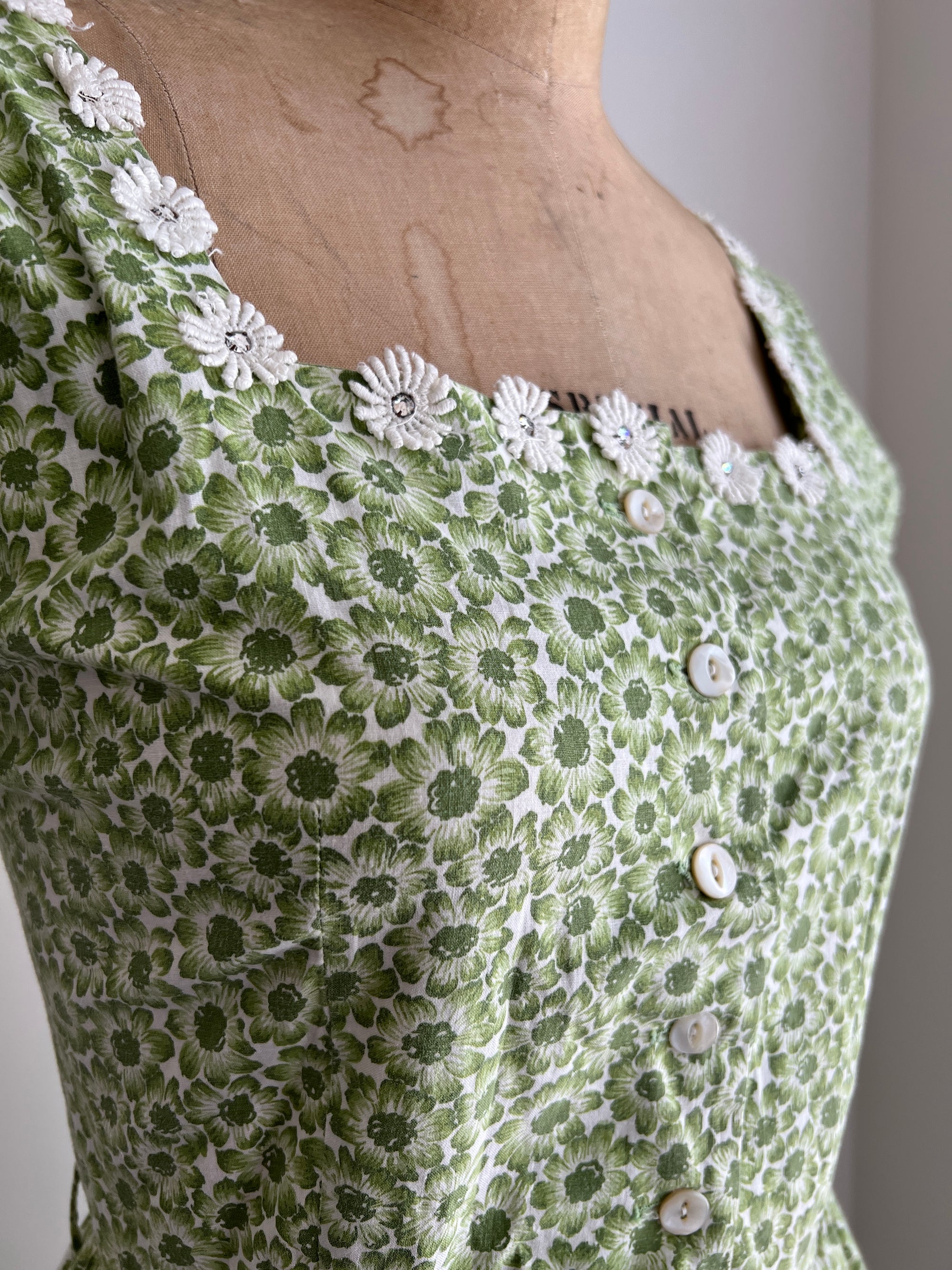 1950s Daisy Print Floral Green Cotton Dress / LARGE