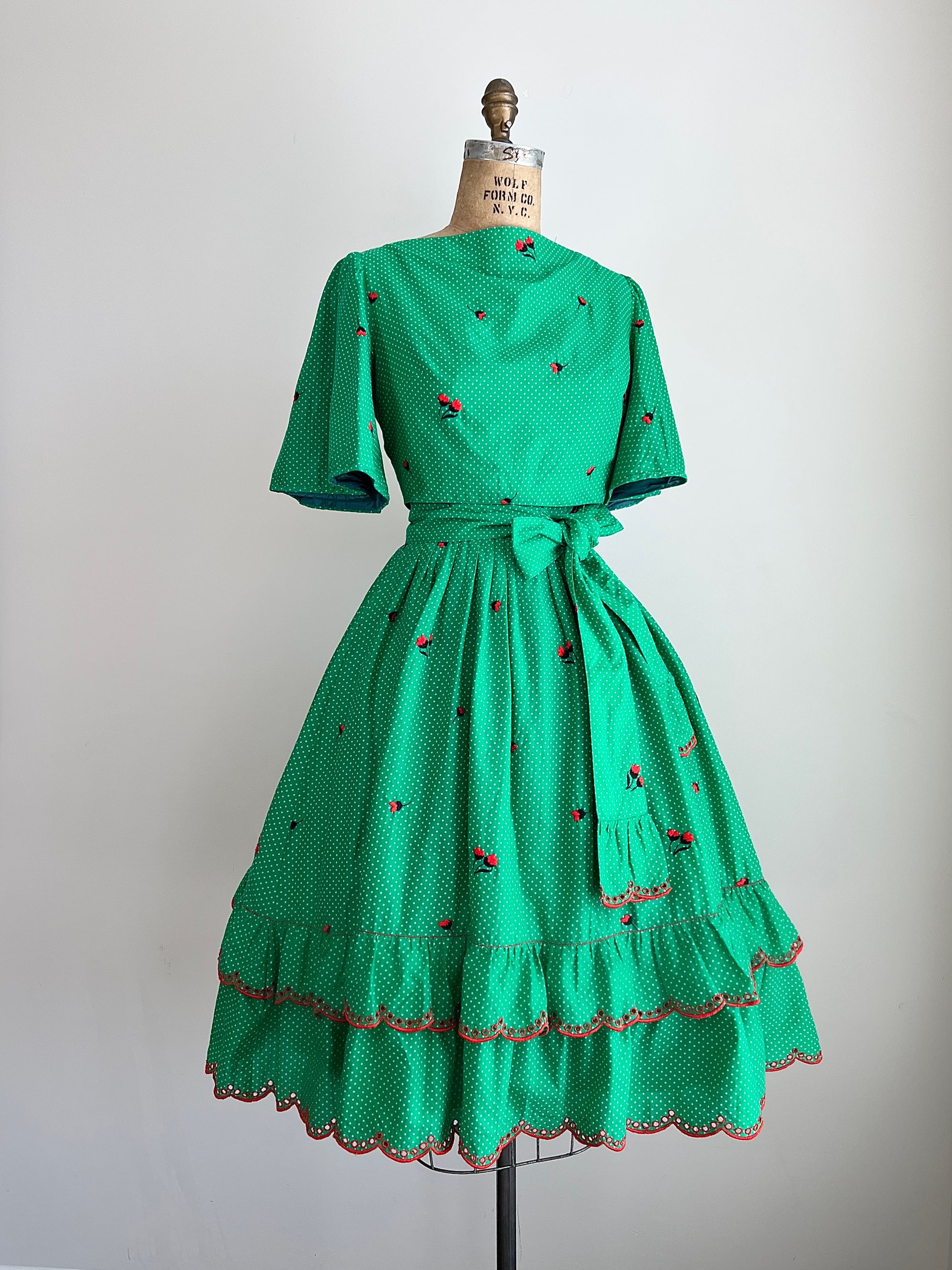 1960s Embroidered Green 2-Piece Dress with Flutter Sleeves / Small-Medium