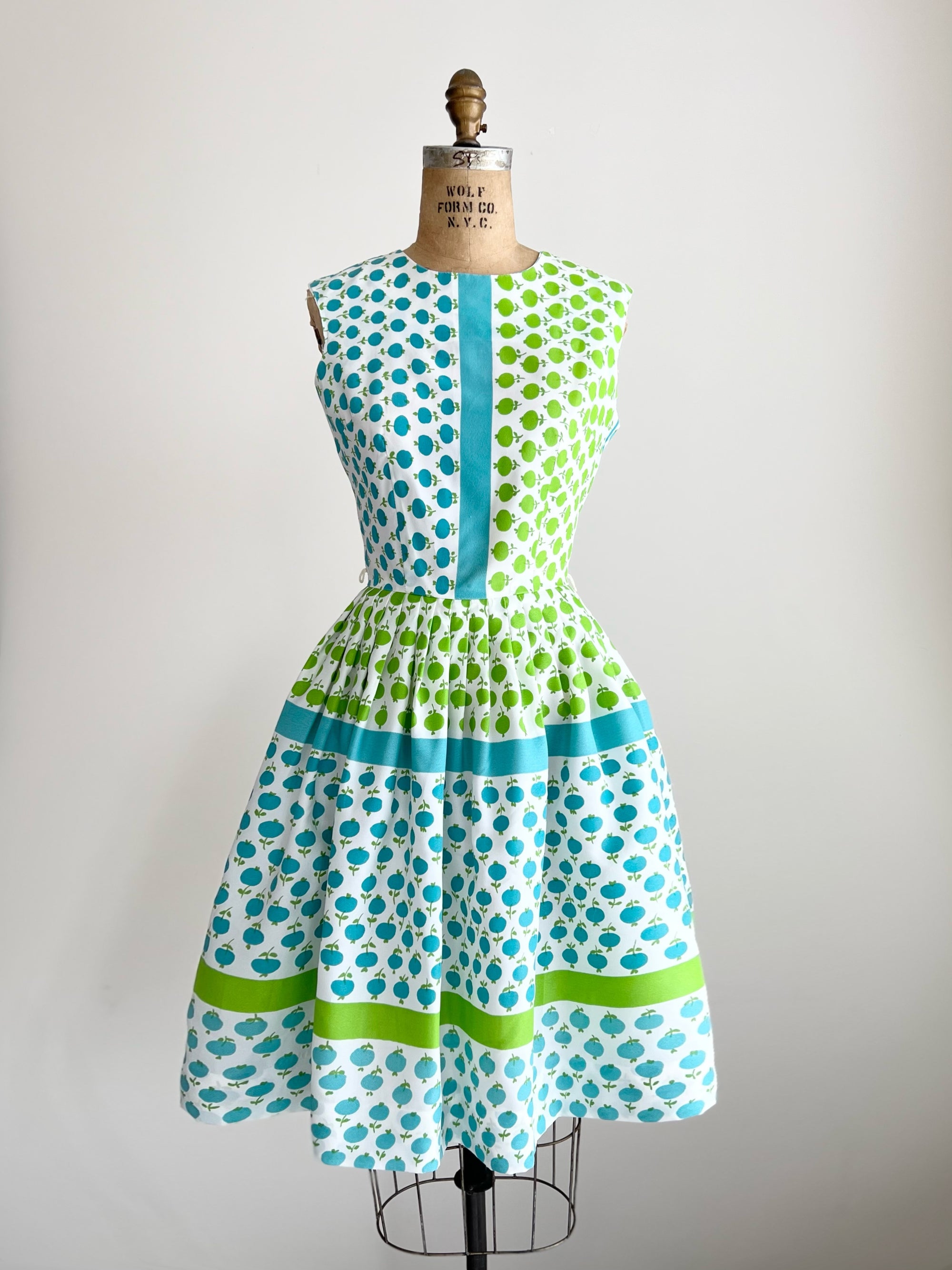 1950s Kay Whitney Apple Novelty Print Dress SMALL