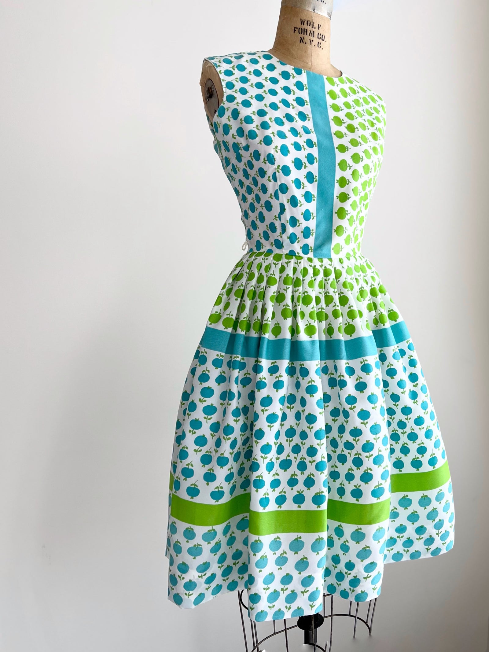 1950s Kay Whitney Apple Novelty Print Dress SMALL
