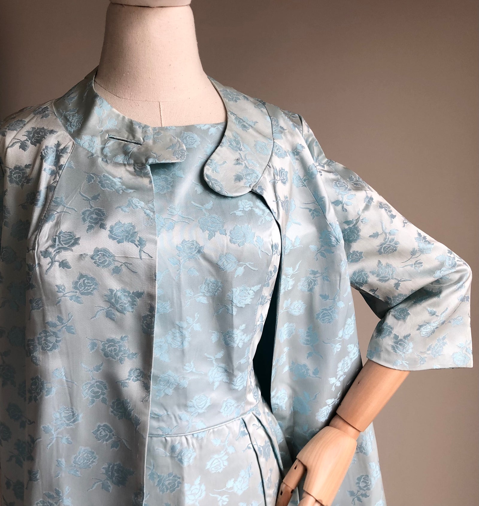 1960s Jackie Kennedy Inspired Carol Brent Blue Rose Print 2 Piece Dress Set MEDIUM