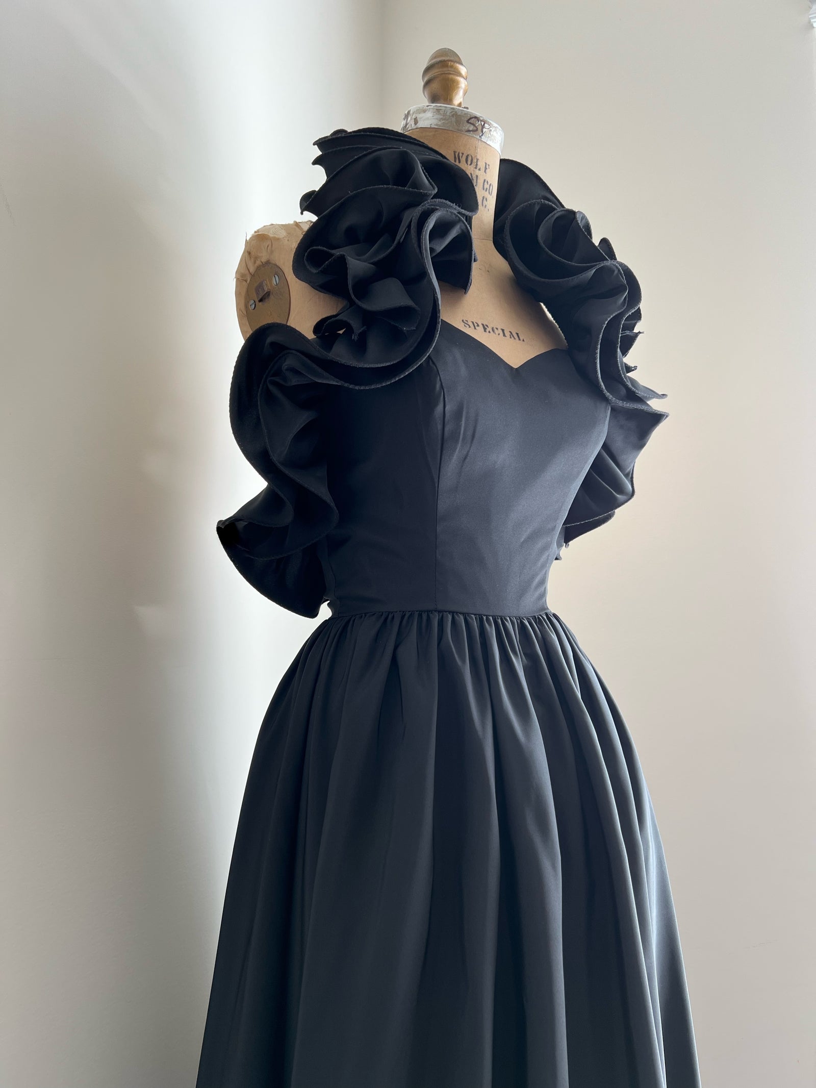 1970s Black Ruffled Gown XS/S