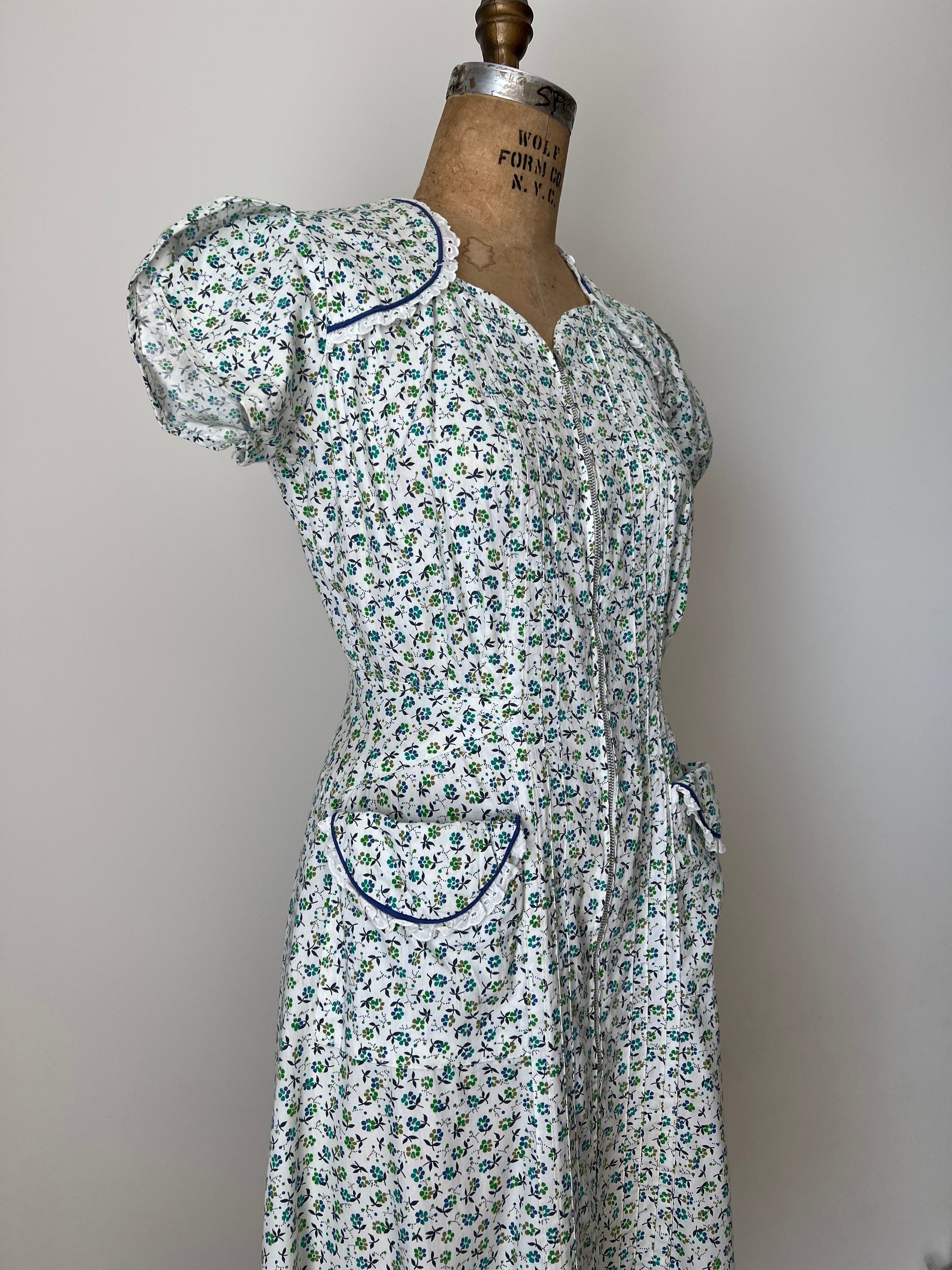 1940s Nip-N-Tuck Floral Day Dress MEDIUM