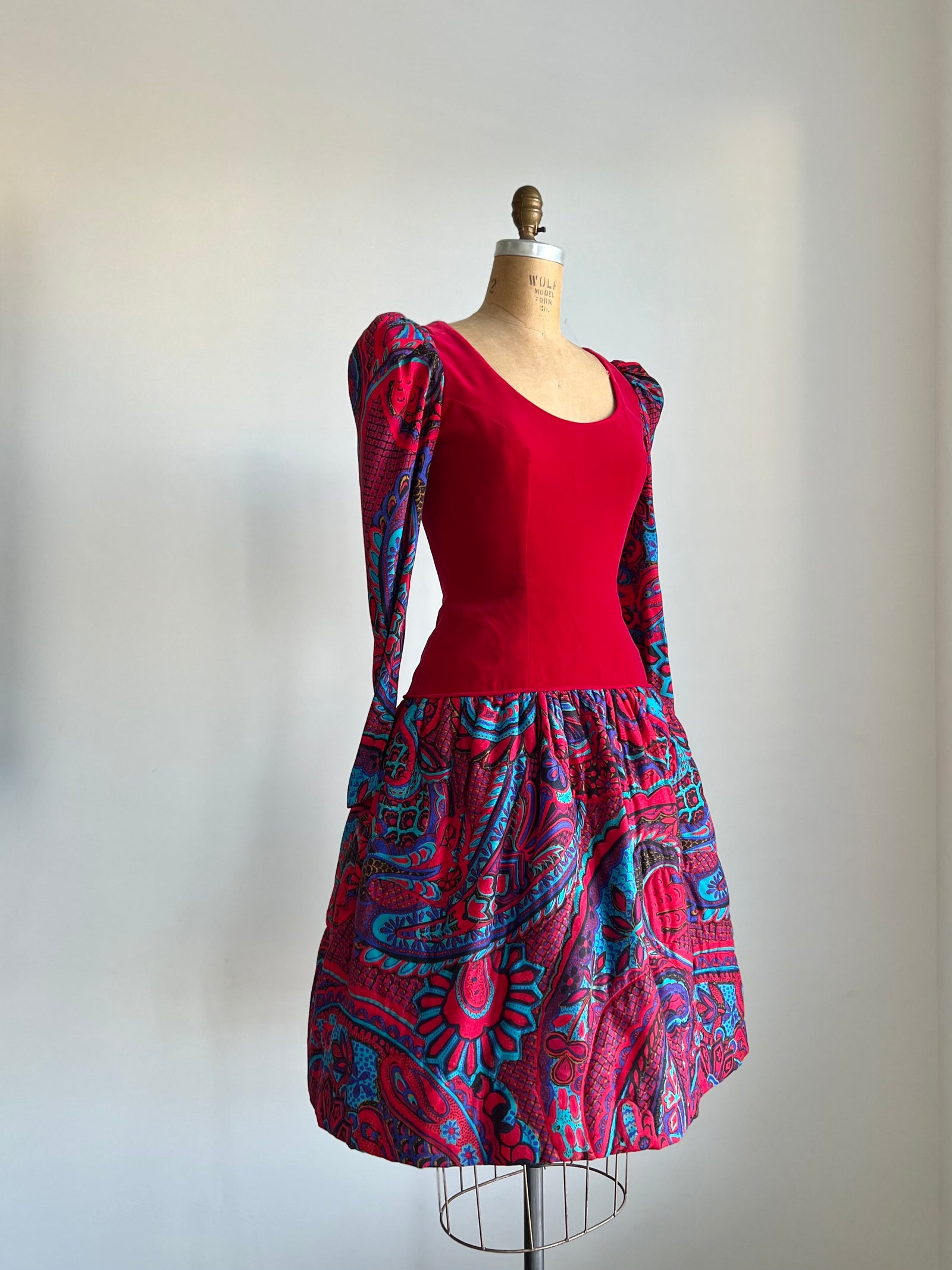 1980s Victor Costa Dropped Waist Velvet Bodice with Quilted Skirt and Semi Puff Sleeve Midi Dress S/M