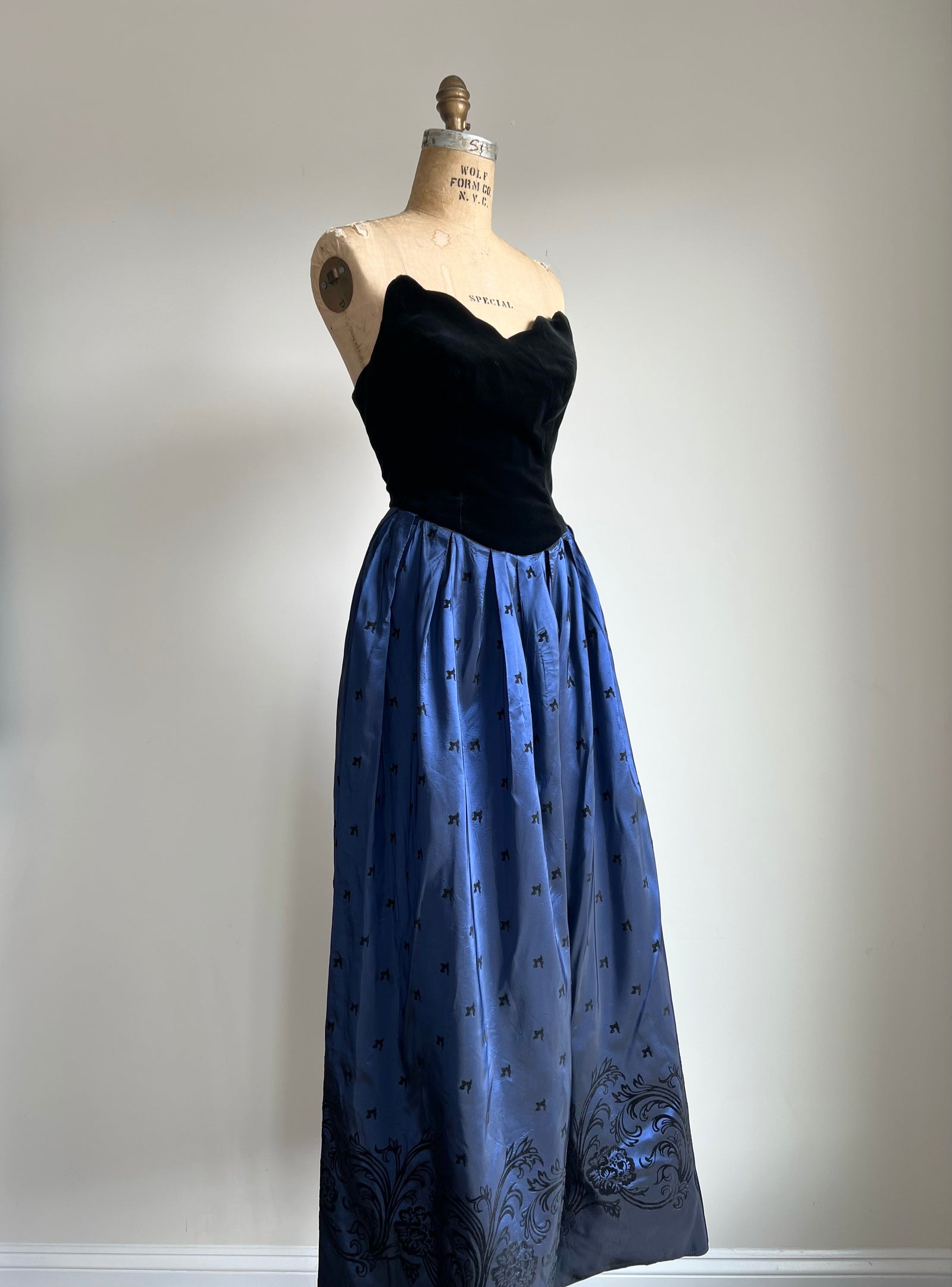 1980s Laura Ashley Scalloped Strapless Sweetheart Gown SMALL