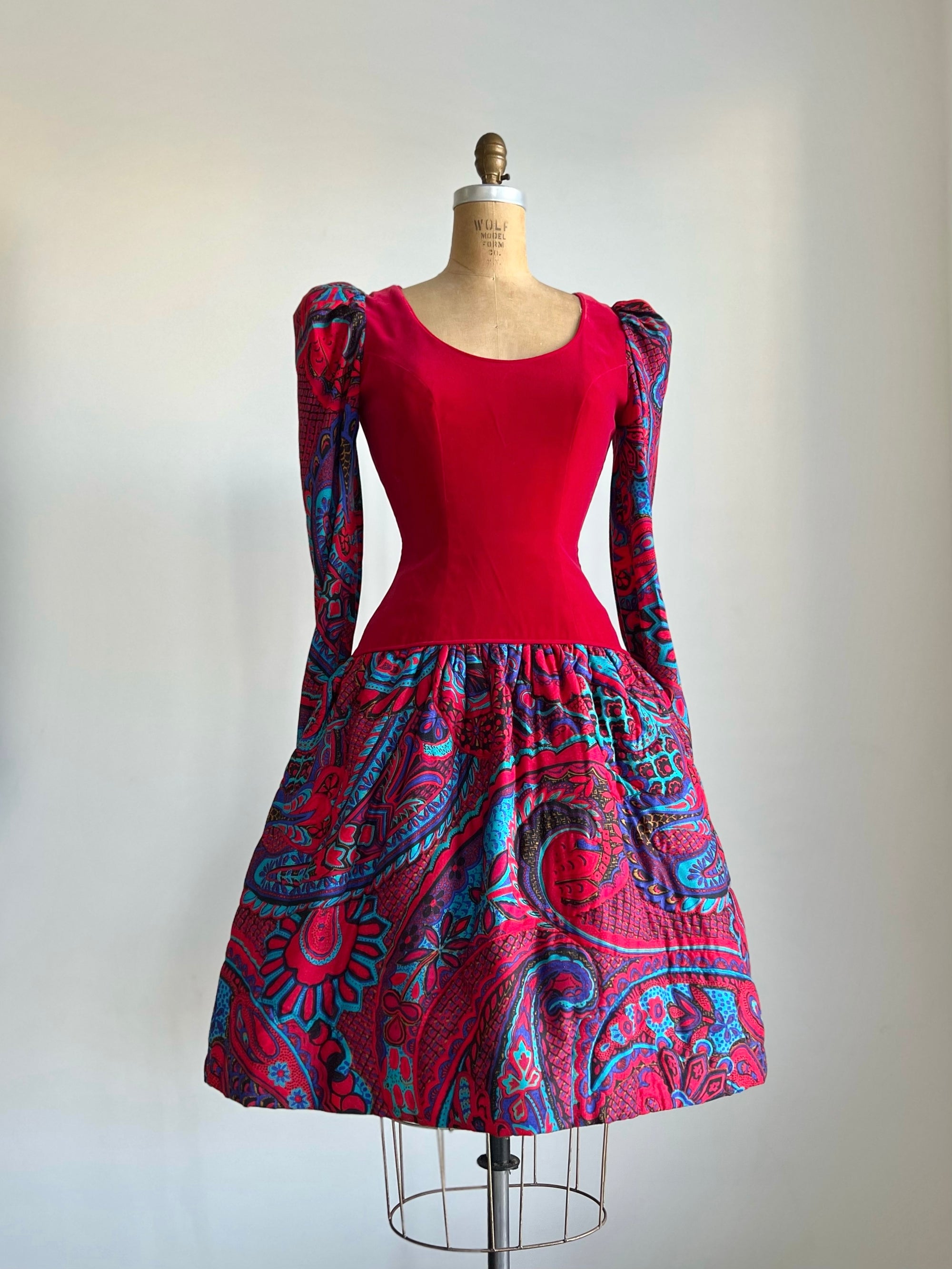 1980s Victor Costa Dropped Waist Velvet Bodice with Quilted Skirt and Semi Puff Sleeve Midi Dress S/M