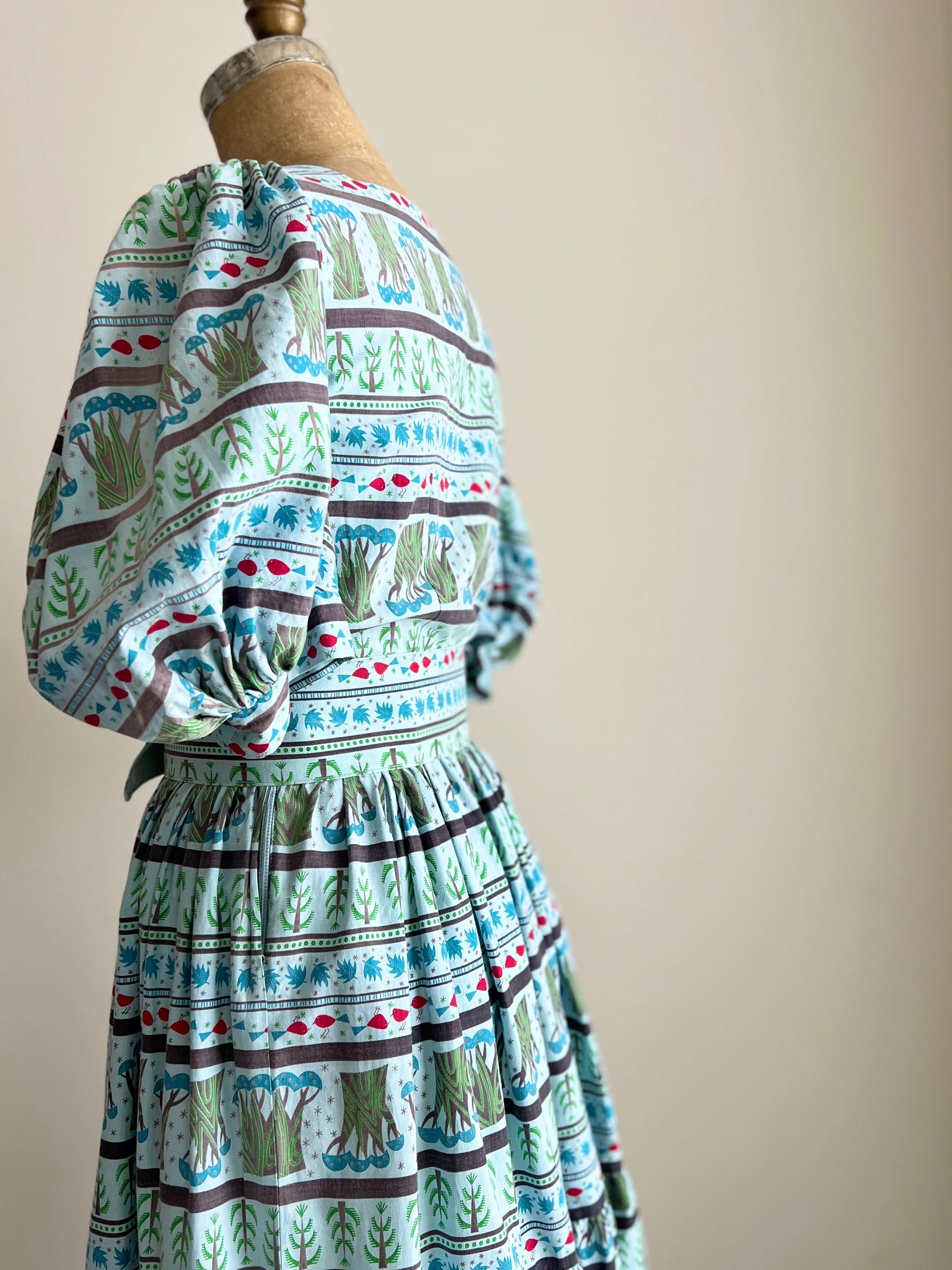 1950s Novelty Trees Leaves and Bird Dress with Matching Belt and Puff Sleeves SMALL